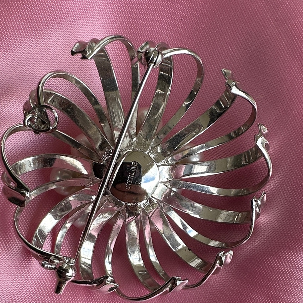 Elegant Silver and Pearl colors vintage Brooch - Picture 2 of 2
